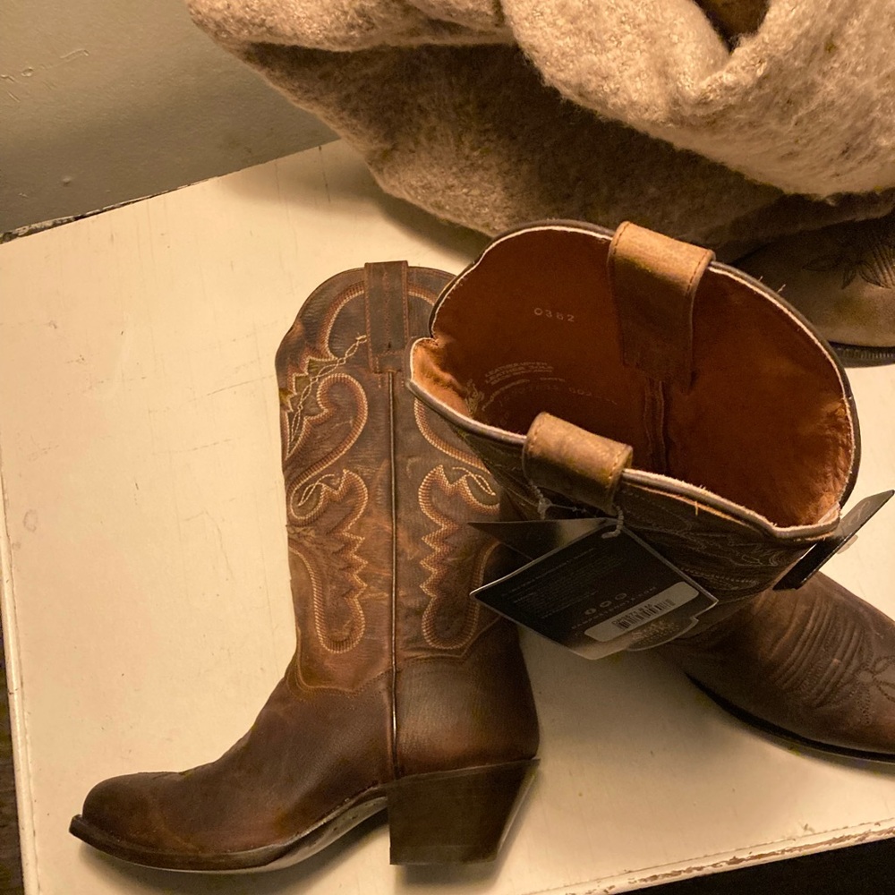 Women boots size 8 still have tags